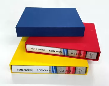 Vorzugsausgabe Rot – Drei Hubwagen und ein Blatt Papier