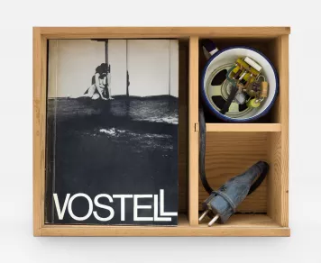 Buch mit elektronischer Tasse