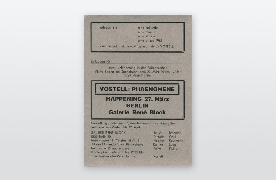 Einladungskarte aus dem Archiv von René Block zum Happening Phänomene. Auf grauem Karton steht in schwarzer Schrift u.a. : erleben sie eine sekunde, eine minute, eine stunde, eine phase 1965 decollagiert und bewußt gemacht durch VOSTELL, HAPPENING GALERIE RENE BLOCK BERLIN