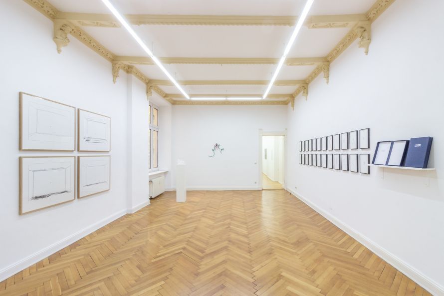 Ausstellungsanswicht zeigt die Räume der Edition Block mit Stuck. An den Wänden hängen Editionen von Alicja Kwade, Navid Nuur, Ceal Floyer