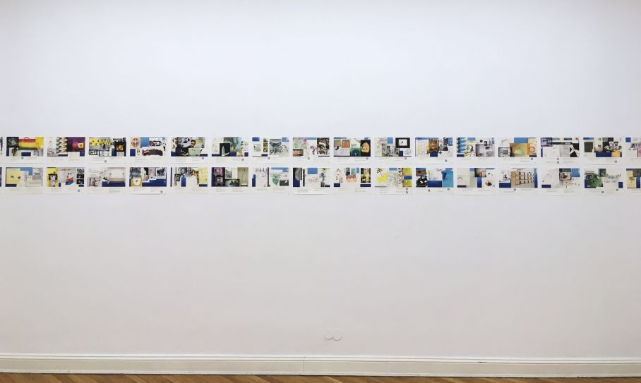 Ausstellungsansicht von Claus Böhmler. In zwei Reihen hängen die bunten Seiten eines Künstlerbuches von Claus Böhmler an der Wand.