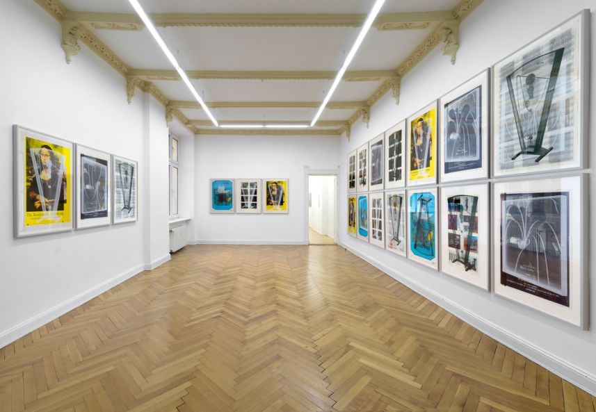 Blick in die Ausstellung von Rosa Barba. Ein edler Galerieraum mit Stuck und Fischgrätenparkett. an drei Seiten hängen gerahmte Drucke mit unterschiedlichen Motiven