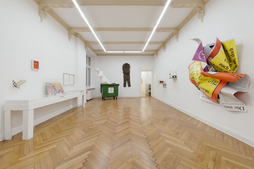 Ausstellungsansicht der Edition Block mit vielen Editionen von Olaf Metzel, Joseph Beuys, Richard Hamilton, KP Brehmer und anderen