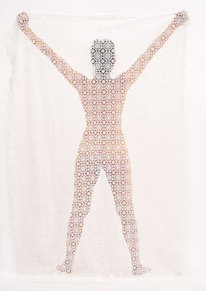 Rückenansicht einer nackten Frau, die mit ausgestreckten Armen und Beinen in einem weißen Raum steht und eine Spitzendecke hochhält, durch die sie zu sehen ist.