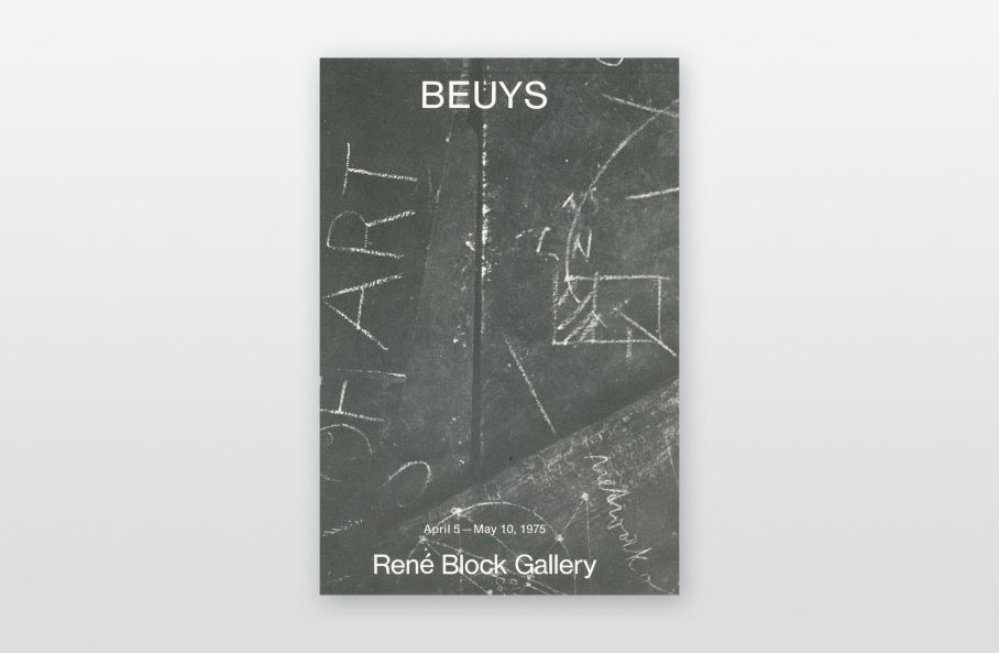 Einladungskarte für die Ausstellung Richtkräfte von Joseph Beuys in der René Block Gallery in New York. Ein s/w Detailfoto von übereinanderliegenden, beschrifteten Tafeln. Darüber ist in weiß BEUYS und René Block Gallery gedruckt.