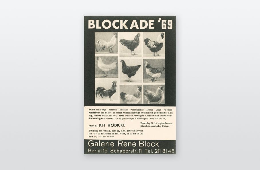 Einladungskarte der Galerie René Block in Berlin für eine Ausstellung von KH Hödicke. Obere 2/3 der Karte mit schwarzem Hintergrund. Oben fett in weiß „BLOCKADE 69“, darunter eine quadratische Abbildung mit neun s/w Fotos von unterschiedlichen Hähnen. Im unteren Drittel der Karte Text.