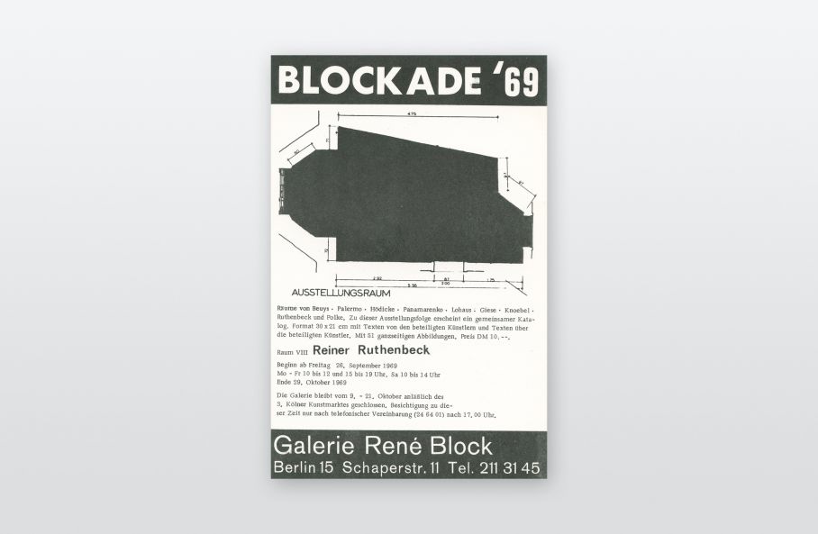 Einladungskarte von der Galerie René Block in Berlin für eine Ausstellung von Reiner Ruthenbeck. Der schwarz ausgefüllte Grundriss der Galerie ist auf hellem Grund abgebildet. Oben und unten ein schwarzer Balken mit Text