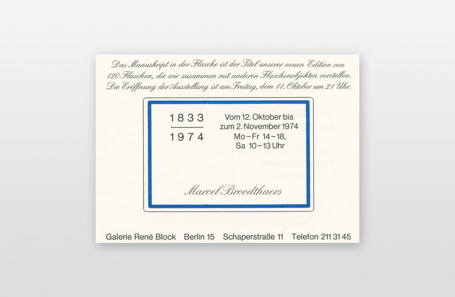 Einladungskarte von der Galerie René Block in Berlin auf weißem Karton. Oben steht ein Text in der kursiven Schrift, die Broodthaers immer verwendet. In der Mitte steht blau umrahmt der Titel, Künstler und die Daten.