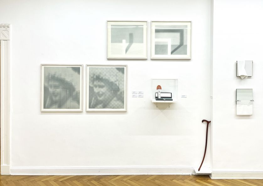 Blick in die Gerhard Richter Ausstellung. An einer Wand hängen 4 gerahmte Drucke wie Elisabeth oder Schattenbild von Richter. Daneben ist auch "The Critic Laughs" von Richard Hamilton auf einem Brett an der Wand.