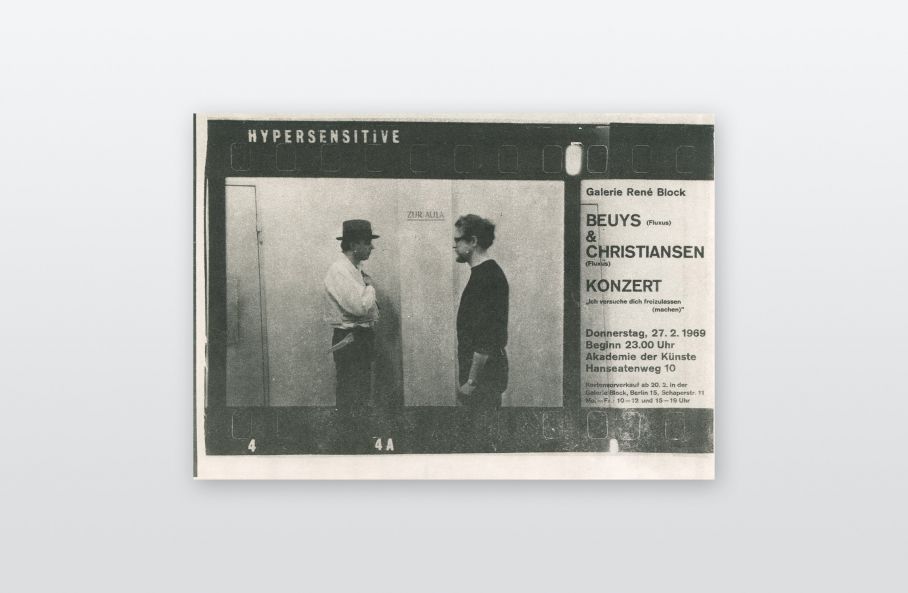 Einladungskarte zeigt ein s/w Bild in einem Filmstreifen, auf dem sich Beuys und Christiansen vor einer Wand gegenüberstehen. Rechts daneben steht: BEUYS&CHRISTIANSEN KONZERT Donnerstag, 27.2.1969