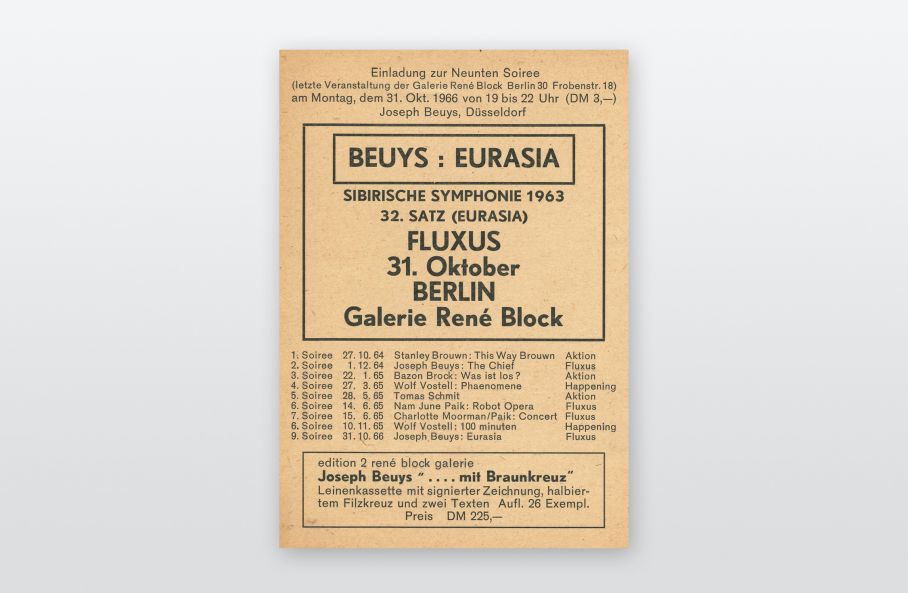 Einladungskarte aus dem Archiv von René Block zur Neunten Soiree 1966. Schwarze Schrift auf beigem Karton: BEUYS: EURASIA, Sibirische Symphonie 1963, FLUXUS, Galerie René Block, darunter sind die anderen Soireen aufgezählt