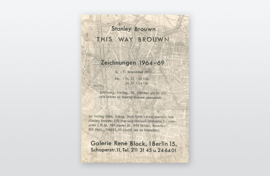 Einladungskarte zeigt einen Ausschnitt aus einem s/w Stadtplan, darüber in schwarz gedruckt: Stanley Brown. THIS WAY BROUWN. Zeichnungen 1964-69. Galerie René Block
