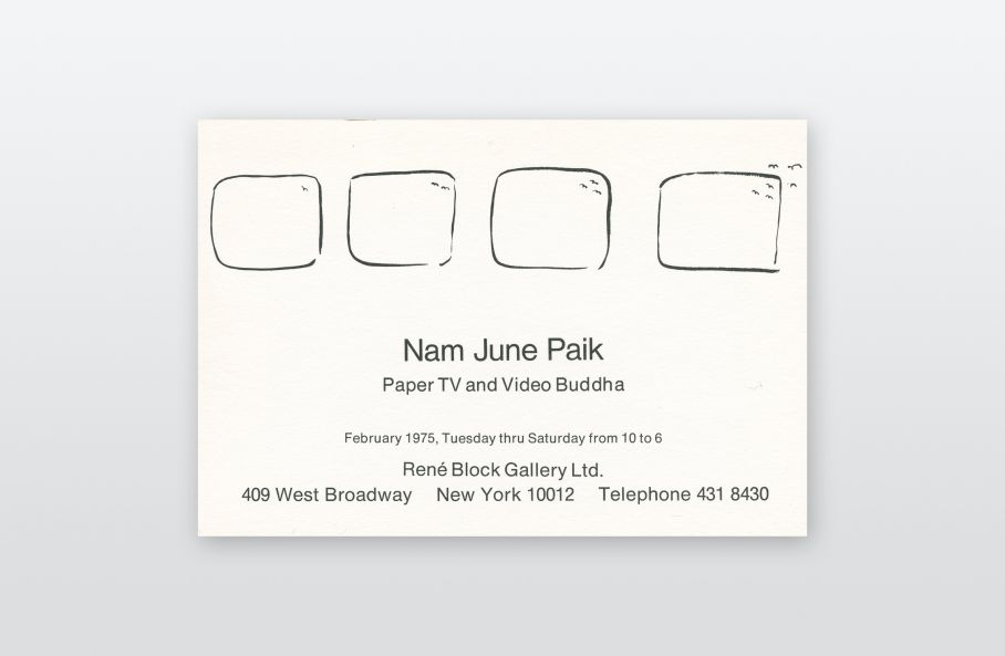 Einladungskarte, gedruckt in schwarz auf weißem Karton. vier grob skizzierte Fernsehbildschirme mit angedeuteten Vögeln als Antennen. Darunter steht: Nam June Paik. Paper TV and Video Buddha, René Block Gallery, New York