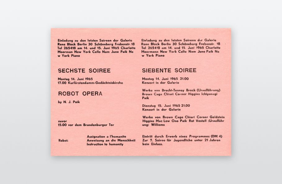 Einladungskarte aus dem Archiv von René Block von 1965. Schwarze Schrift auf rosa Karton: SECHSTE SOIREE: Montag, 14. Juni 1965 ROBOT OPERA by N. J. Paik