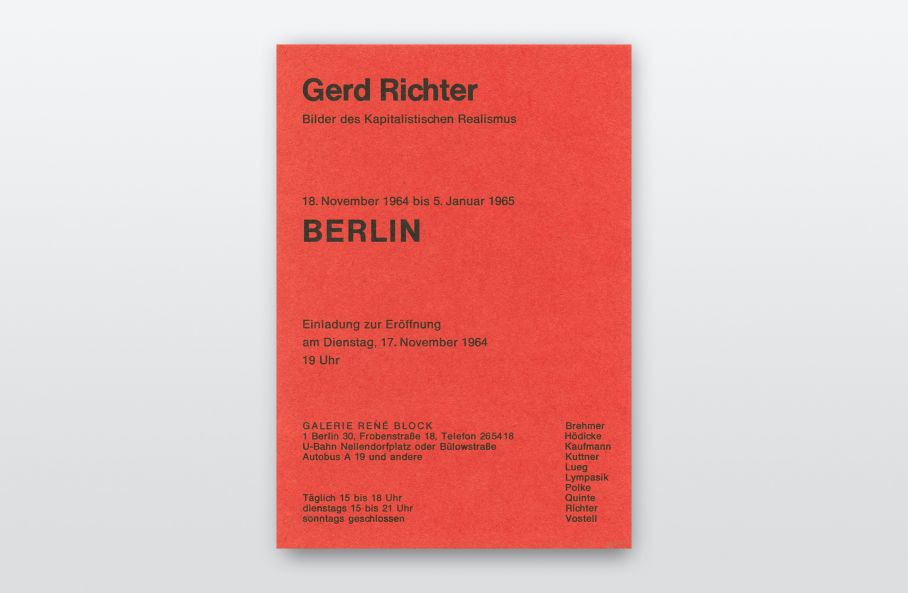 Einladungskarte aus dem Archiv von René Block zur ersten Ausstellung von Gerhard Richter in der Galerie René Block 1964. Schwarze Schrift auf rotem Karton: Gerd Richter. Bilder des kapitalistischen Realismus