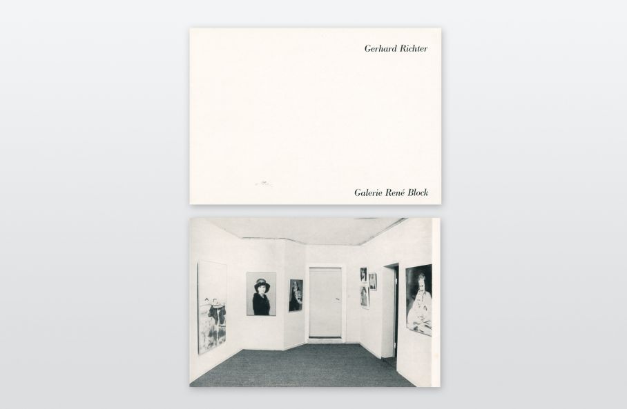 Einladungskarte von Gerhard Richter. Vorder- und Rückseite. Vorderseite ist weiß mit schwarzer Aufschrift: Gerhard Richter. Galerie René Block, Rückseite: s/w Fotografie eines kleinen Raumes mit Bildern von Gerhard Richter an den Wänden