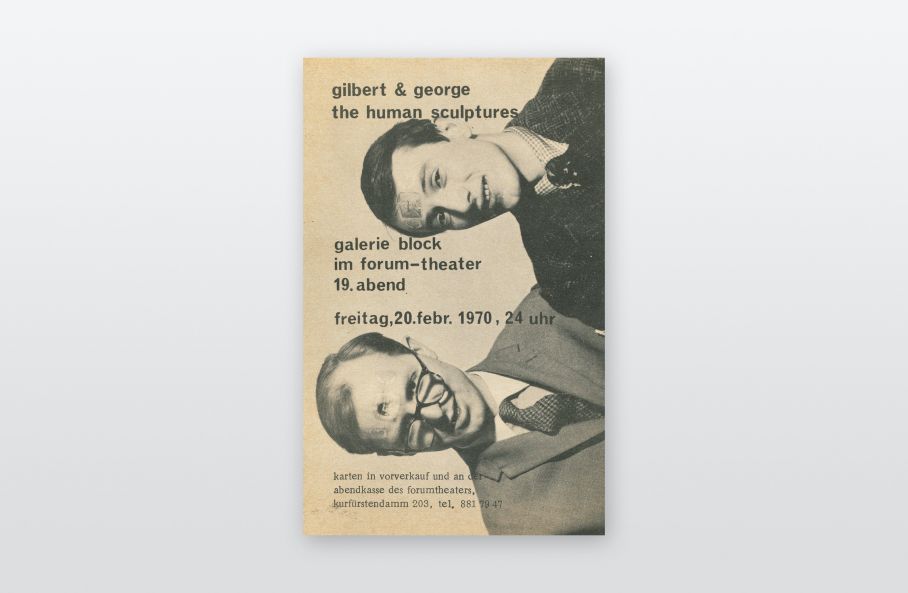 Einladungskarte von Gilbert & George in der Galerie René Block in Berlin. Ein s/w Porträt der beiden Künstler in Anzügen ist um 90 Grad nach links gedreht auf beigen Karton gedruckt. Darüber stehen die Details.