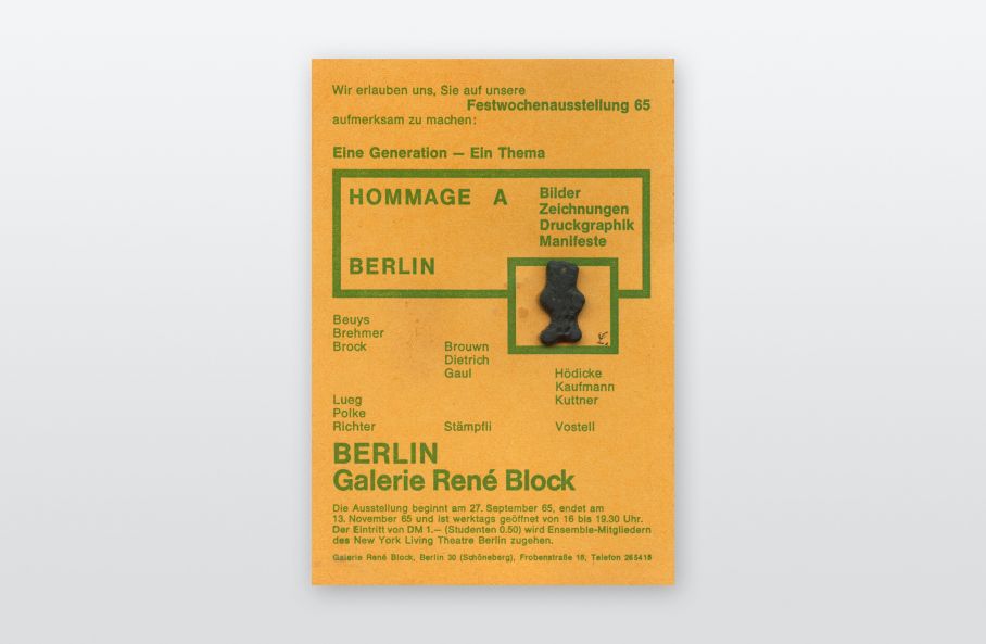 Einladungskarte der Galerie René Block in Berlin für die Ausstellung Hommage a Berlin. Grüner Druck auf gelbem Karton. Ein mittlerweile schwarzes Gummibärchen ist auf die Karte geklebt.