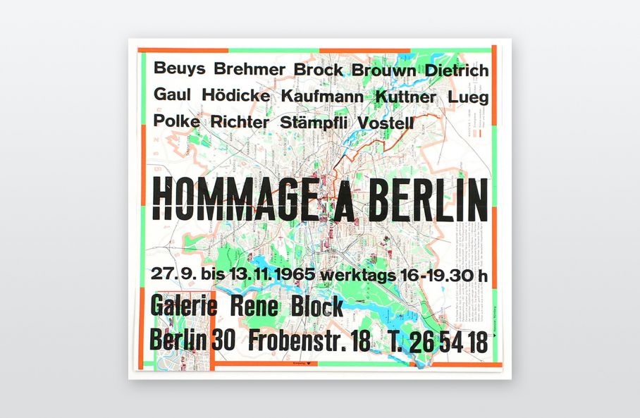 Plakat auf einem bunten Stadtplan von Berlin mit rot/grünem Rahmen gedruckt: HOMMAGE A BERLIN. Galerie René Block, Beuys Brehmer Brock Brouwn Polke Richter Vostell