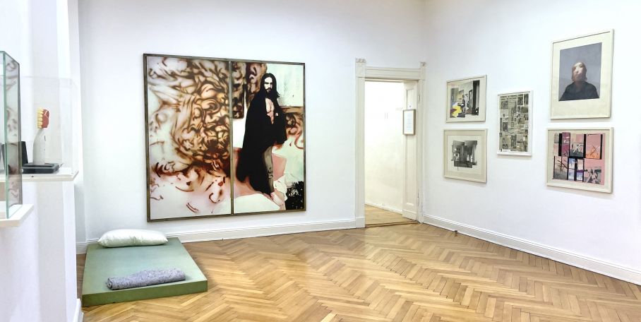 Blick in die Ausstellung von Richard Hamilton mit einem großen Bild an der Wand (Dirty Protest) und einer spärlichen Matratze davor auf dem Boden. Und noch 5 gerahmten Drucken an der anderen Wand
