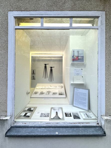 Blick in das Schaufenster mit Arbeiten von Rebecca Horn