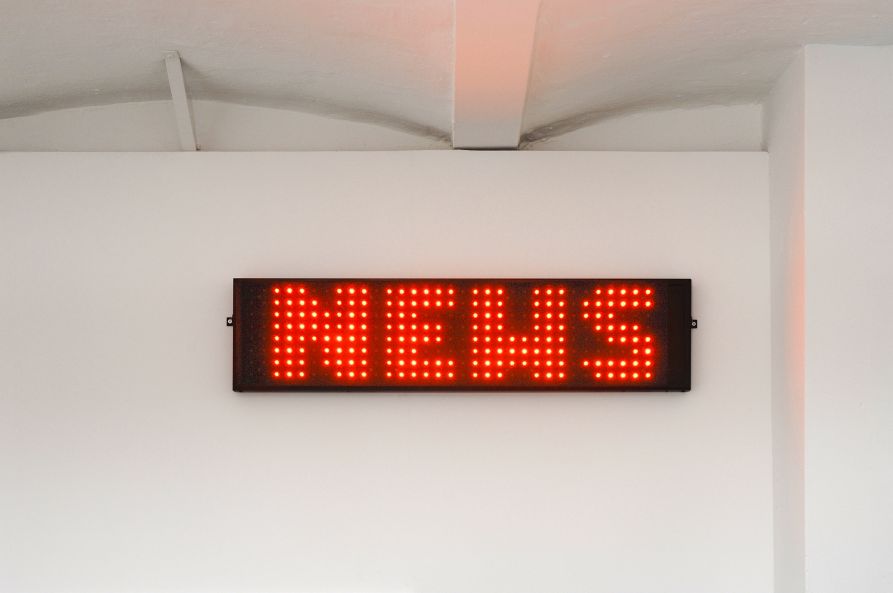 Edition von Jaroslaw Kozlowski. LED-Leuchtband mit roten Buchstaben.