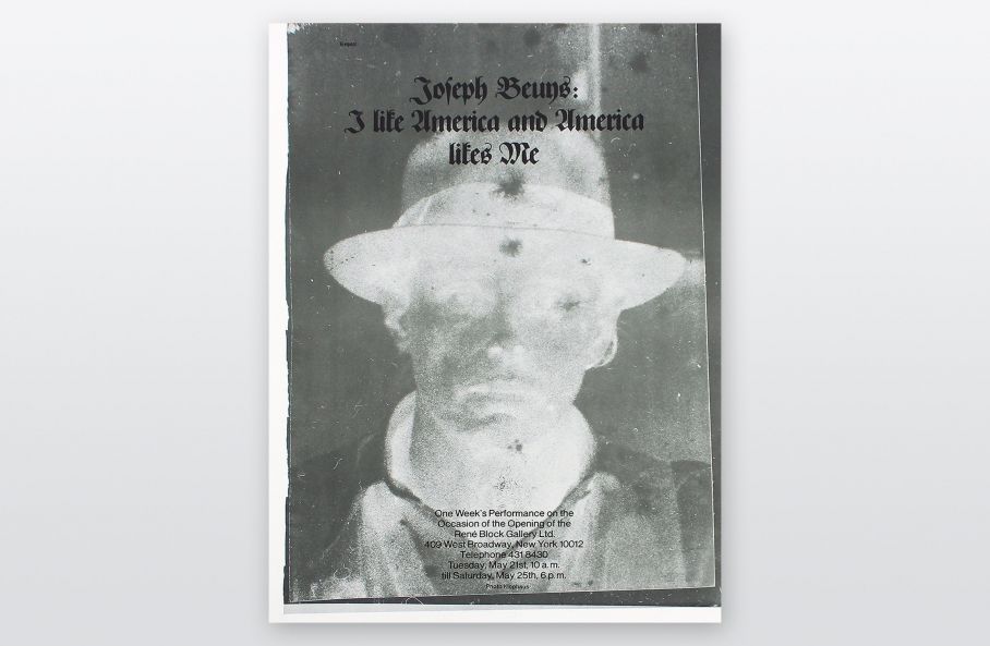 Plakat zeigt invertiertes s/w Porträt von Joseph Beuys, darüber in schwarz: Joseph Beuys: I Like America and America Likes Me