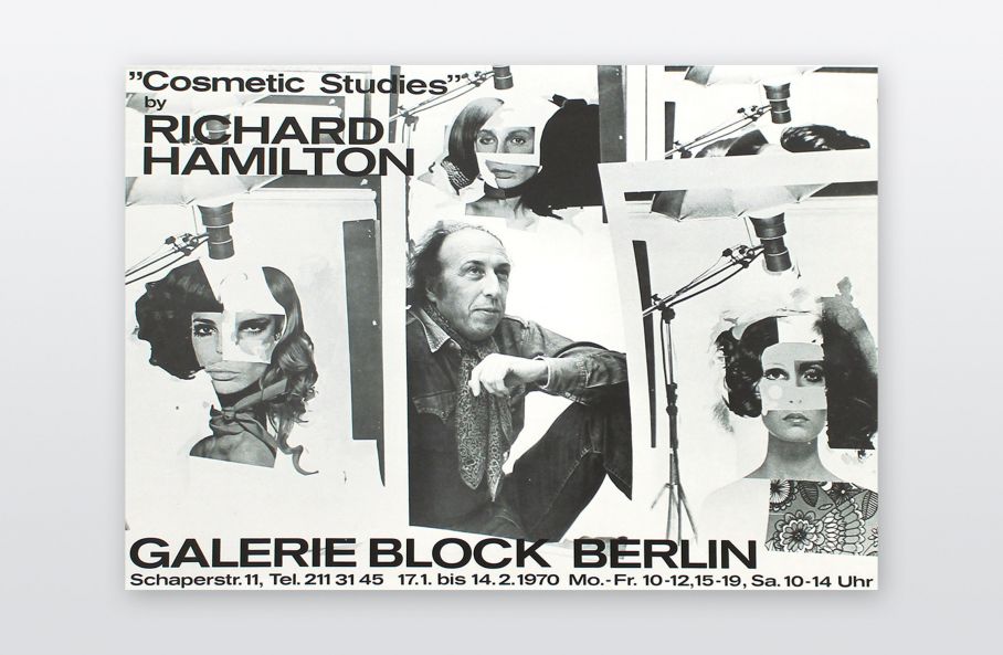 Ausstellungsplakat zeigt ein s/w Foto von Hamilton, der zwischen seinen Collagen sitzt. Die Collagen zeigen Frauen, die aus Werbeanzeigen zusammengesetzt sind. Künstler und Titel sind in schwarz gedruckt.