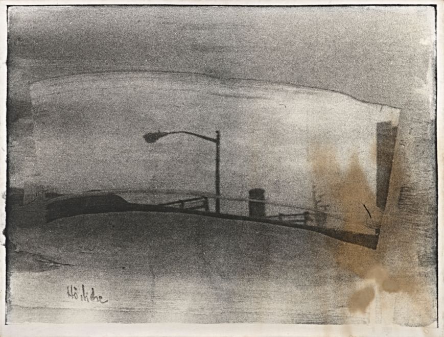 Foto auf Leinwand von KH Hödicke. Auf einer beschlagenen Scheibe wurde eine Bahn mit einem Scheibenwischer abgezogen. Hierdurch sieht man eine Straßenlaterne und Ansätze einer urbanen Umgebung