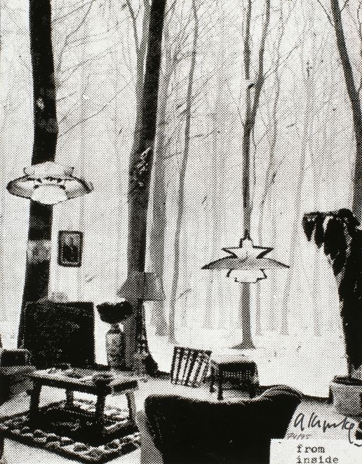 Druck von Arthur Köpcke. Punkt Raster, schwarz weiß. Eine moderne Inneneinrichtung mit Lampen, Tisch und Sessel ist auf die Ansicht eines Waldes collagiert. Unten steht: from inside