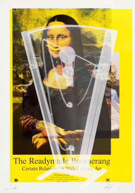 Siebdruck von Rosa Barba mit einem weißen durchscheinenden Film-Objekt (Color Clock), das auf ein Ausstellungsplakat gedruckt ist. Das Plakat zeigt die Mona Lisa auf gelbem Hintergrund. Der Text des Plakats lautet „The Readymade Boomerang: Vertain Relations in 20th Century Art“.