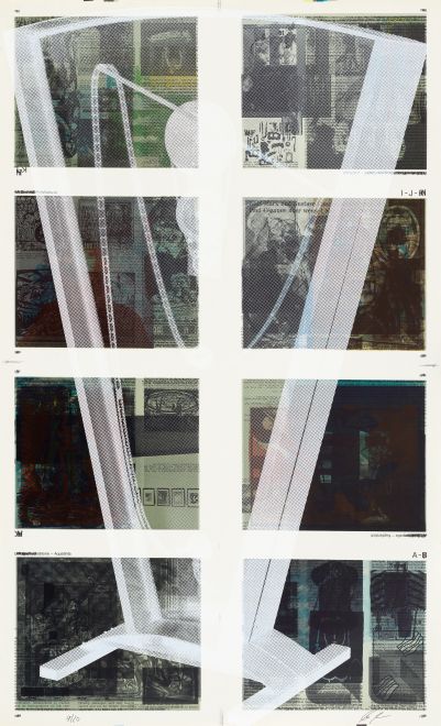 Siebdruck von Rosa Barba. Ein großes grünes Objekt (Color Clock) überlagert einen Druckbogen mit acht Seiten für einen Katalog mit bunten Fotos und Illustrationen, die auf einem weißen Hintergrund angeordnet sind.