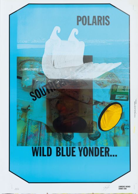 Collage von der Künstlerin Rosa Barba aus mehreren Schichten: Ein weißes halbtransparentes Foto mit einer Baggerschaufel ist über die Grafik POLARIS von Lawrence Weiner gedruckt: eine blaue Fläche mit weißem Rand. Auf der blauen Fläche ist ein gelbes Oval mit schwarzem Rand und ein fetter schwarzer Text lautet POLARIS SOUTH WILD BLUE YONDER. Außerdem ist ein dunkles Rechteck und ein auf dem Kopf stehendes Foto von zwei Personen halbtransparent auf der blauen Fläche.