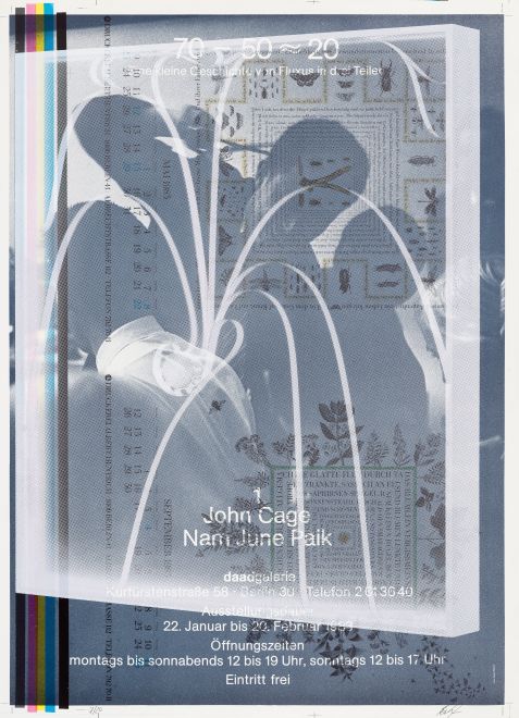 Der Siebdruck der Künstlerin Rosa Barba zeigt ein halbtransparentes weißes Film-Objekt, das über ein dunkel getöntes Ausstellungsplakat gedruckt ist. Der Text des Plakats lautet John Cage Nam June Paik und enthält Details zur Ausstellung.