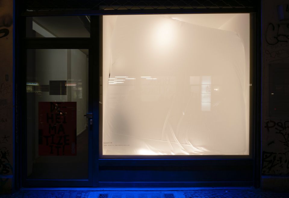 The artist Mehtap Baydu during her performance ATEM, in which she inflates a large transparent balloon in a Berlin shop window for 18 days using only her breath. The artist is pressed against the wall by the ever-growing balloon and can no longer be seen.