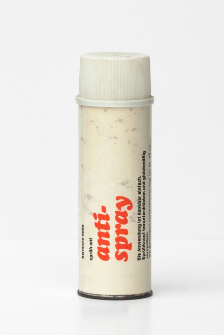 Edition des Künstlers Bernhard Höke. Eine weiße Spray-Dose vor weißem Hintergrund. Auf der Dose steht groß, vertikal in rot: anti-spray und kleiner in schwarz: Bernhard Höke. sprüh mit anti-spray.