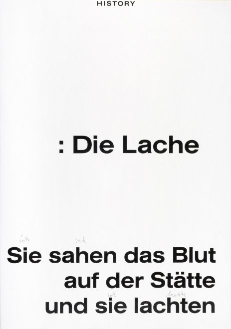 Arbeit von Joseph Beuys. Auf einem weißen Blatt steht: HISTORY : Die Lache. Sie sahen das Blut auf der Stätte und sie lachten. Darüber hat Beuys mit Bleistift handschriftlich „ich sah“ und „ich lachte“ geschrieben