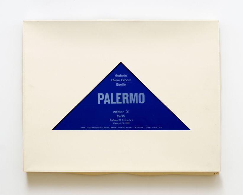 Edition von Palermo. Box mit ausgestanztem Dreieck im Deckel, wodurch man eine blaue Fläche sieht, auf der steht: Galerie René Block Berlin. PALERMO. edition 21 1969