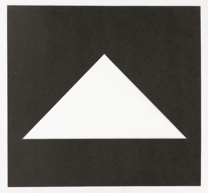 Edition von Palermo. Schablone aus dunklem Karton mit ausgestanztem Dreieck