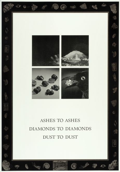 Offsetdruck von Barbara Bloom ist eine Todesanzeige für den Tod selbst. Schwarz umrandetes Blatt mit 4 s/w Fotos: Skelett, Maja Pyramide, Kohle und Diamant, darunter steht: ASHES TO ASHES, DIAMONDS TO DIAMONDS, DUST TO DUST