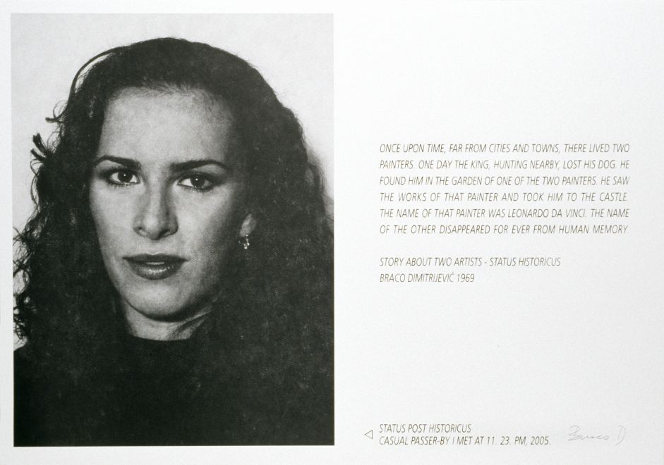 Druck von Braco Dimitrijevic. Auf der linken Seite ist ein schwarz/weißes Porträt einer unbekannten Frau zu sehen. Auf der rechten Seite ein kurzer Text STORY ABOUT TWO ARTISTS. Am unteren Rand steht: STATUS POST HISTORICUS, CASUAL PASSER-BY I MET AT 11.23 PM 2005