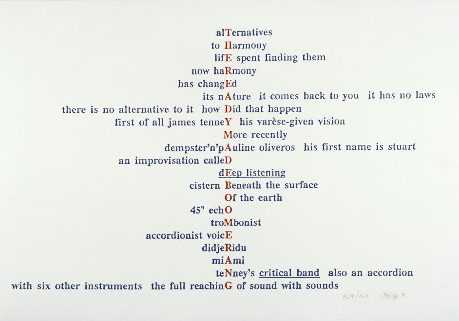 Siebdruck von John Cage. Ein Mesostychon. Wörter sind so untereinander geschrieben, dass sich der in Rot hervorgehobene Titel „THE READYMADE BOOMERANG“ vertikal lesen lässt