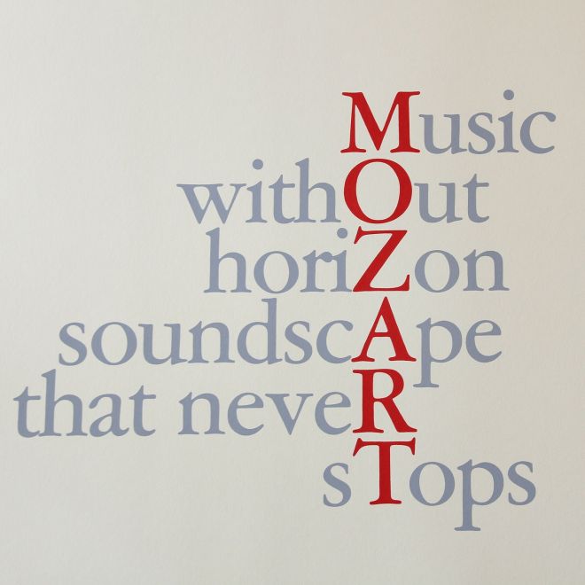 Siebdruck von John Cage. Mesostichon, in großer grauer Schrift sind die Worte: Music withOut horiZon soundscApe that neveR sTops untereinander so angeordnet, dass sich daraus das Wort MOZART in rot von oben nach unten gelesen ergibt.