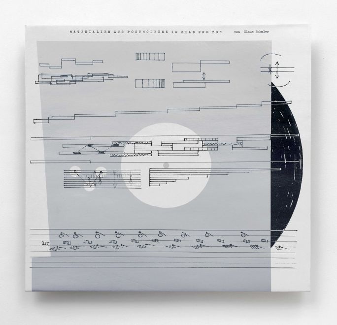 Cover der LP Materialien zur Postmoderne in Bild und Ton des Künstlers Claus Böhmler. Auf weißem Hintergrund sind abstrakte horizontal verlaufende schmale Formen und Felder mit Lineal gezeichnet, die teilweise an Notationslinien erinnern.