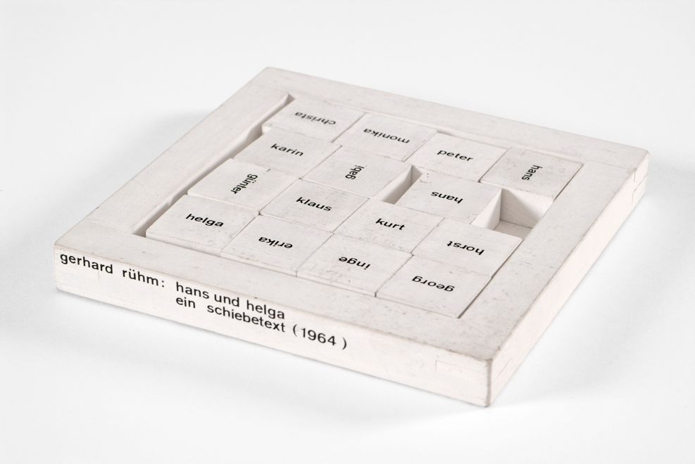 Multiple von Gerhard Rühm. Schiebetext: weißes Holzkästchen mit weißen verschiebbaren Würfeln mit Frauen- und Männernamen. In schwarz vorne am Kästchen: gerhard rühm: hans und helga. ein schiebetext. 1964