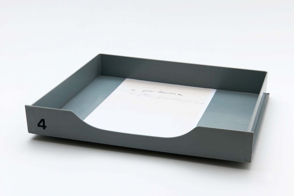 Ein Blatt Papier, auf das Joseph Beuys GULO BOREALIS geschrieben hat, und sein Sohn Wenzel Beuys nochmal in Bleistift darunter, liegt in der grauen Schublade der Rollschrank-Edition En Bloc.