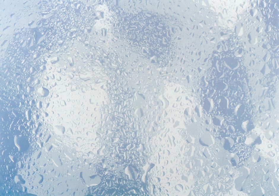 Druckgrafik von Ayse Erkmen zeigt ein Foto von kondensierten Wassertropfen an einer Scheibe in Blautönen