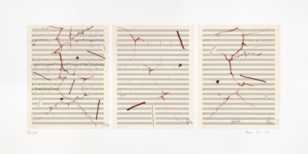 Offsetdruck von Dieter Schnebel zeigt drei Notenblätter nebeneinander mit minimalen Notationen und feinen abstrakten Zeichnungen in roter Farbe