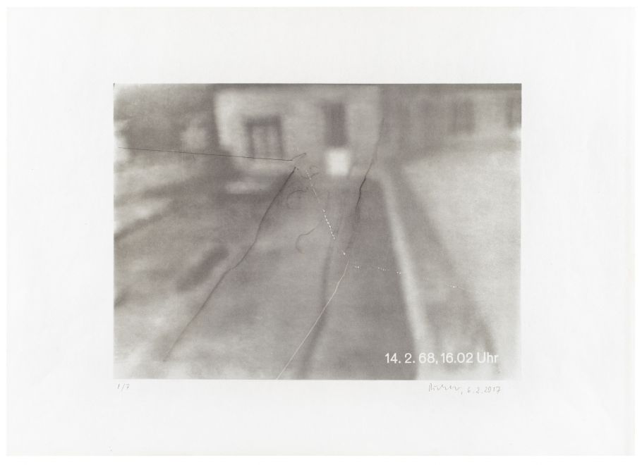 Offsetdruck von Gerhard Richter von 1968 zeigt verschwommen s/w sein erstes Atelier von außen. Darauf hat Richter 2017 schwungvolle Linien mit Bleistift und einem Messer gezeichnet.