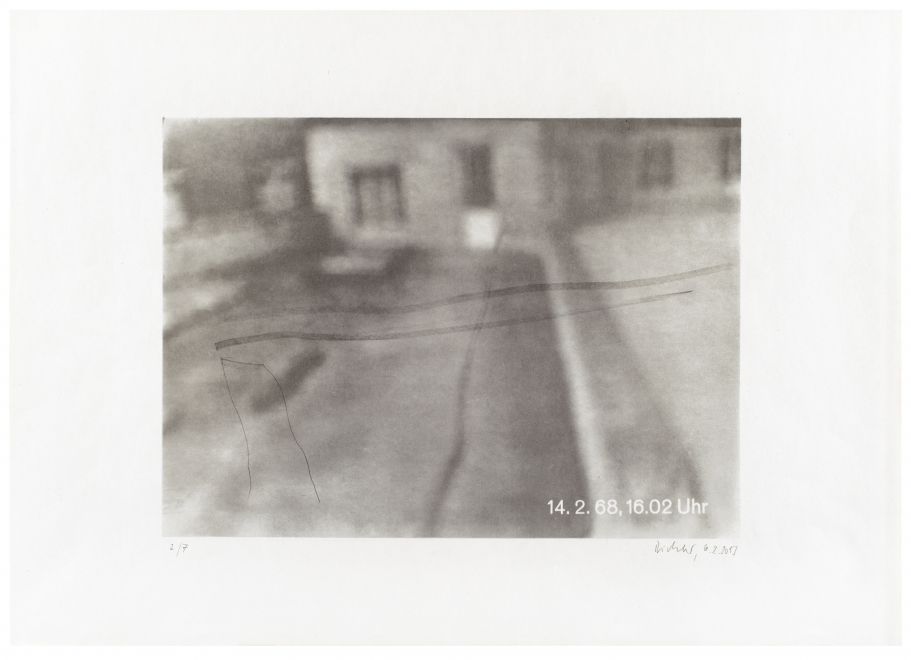 Offsetdruck von Gerhard Richter von 1968 zeigt verschwommen s/w sein erstes Atelier von außen. Darauf hat Richter 2017 schwungvolle Linien mit Bleistift gezeichnet.